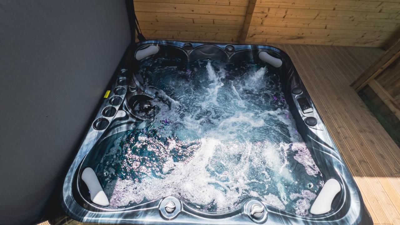 Sundance Lodge, Fantastic New Cabin With Hot Tub - Sleeps 6 - Largest In Felmoor Park Morpeth Exteriér fotografie
