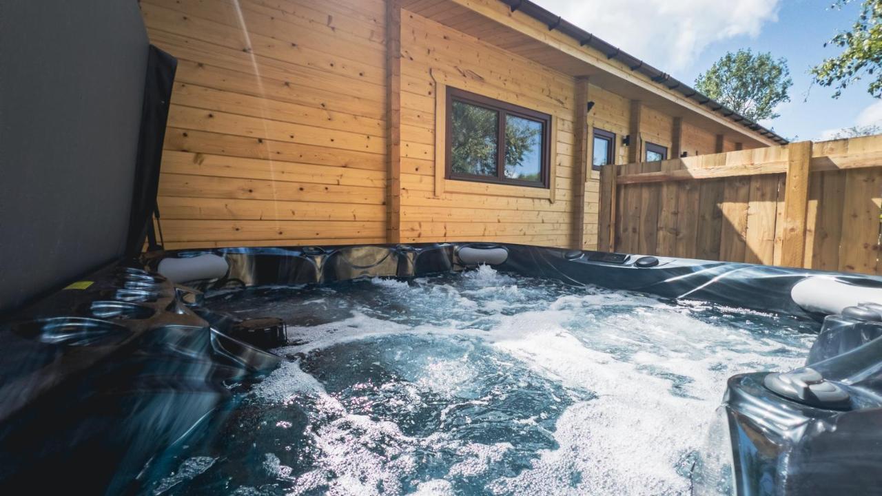 Sundance Lodge, Fantastic New Cabin With Hot Tub - Sleeps 6 - Largest In Felmoor Park Morpeth Exteriér fotografie