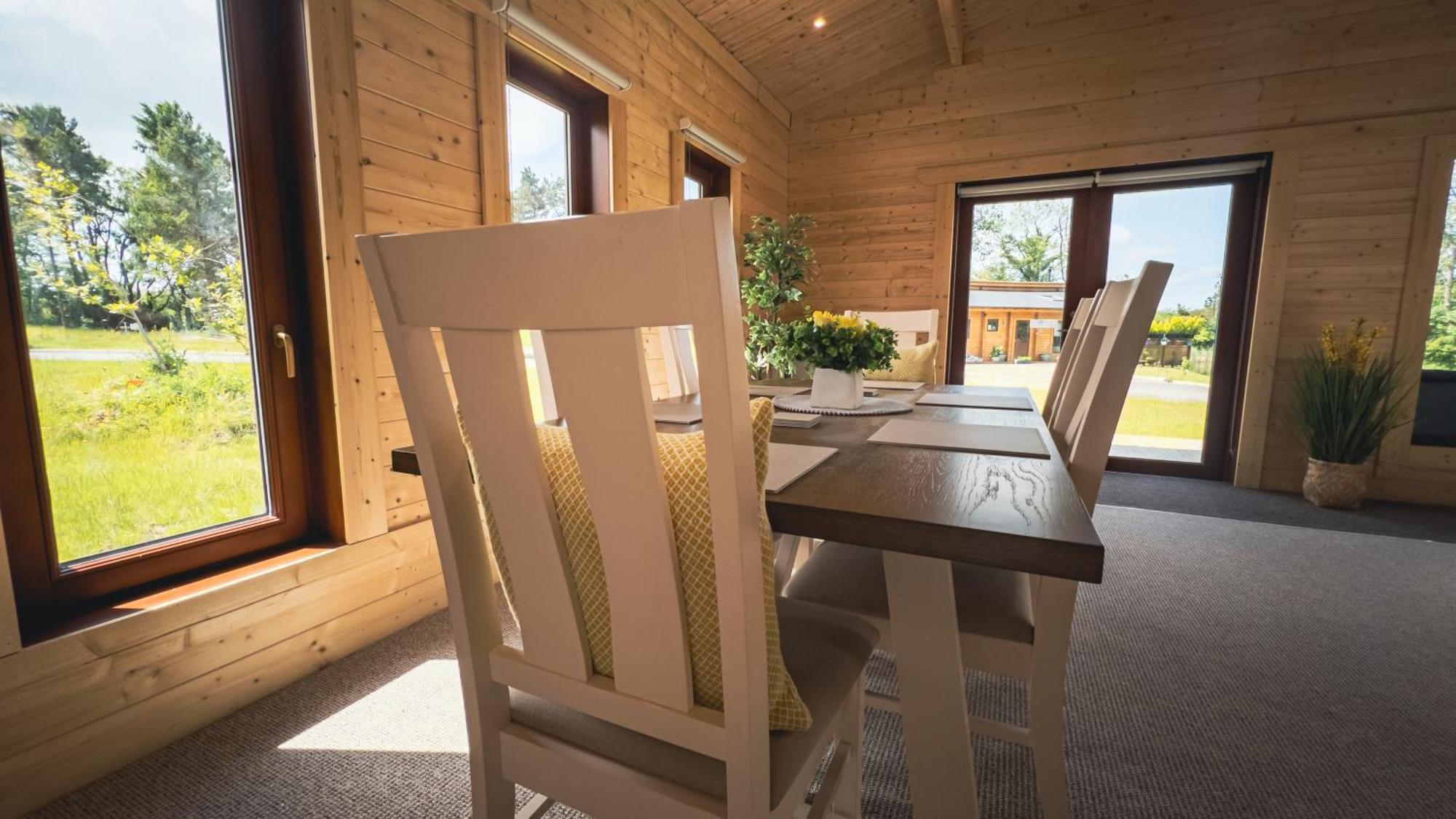 Sundance Lodge, Fantastic New Cabin With Hot Tub - Sleeps 6 - Largest In Felmoor Park Morpeth Pokoj fotografie